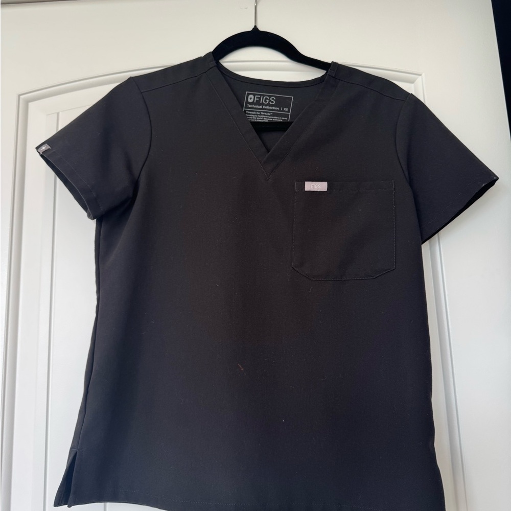 FIGS Women's Black Short Sleeve V-Neck Top